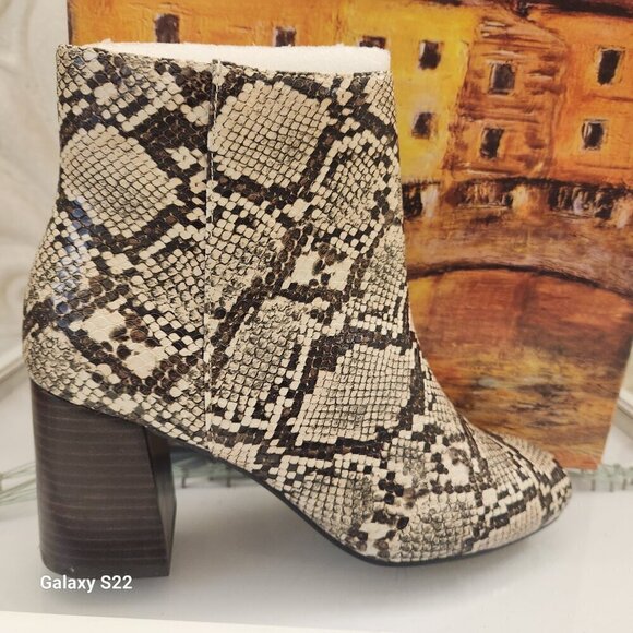 Bella Vita Women's Wilma Ankle Booties Taupe Snake Size 7 W. NIB - Picture 1 of 10